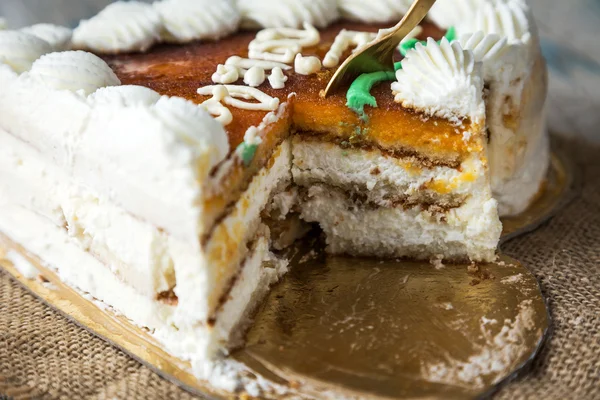 Herzförmige Torte mit lächelndem Engel — Stockfoto