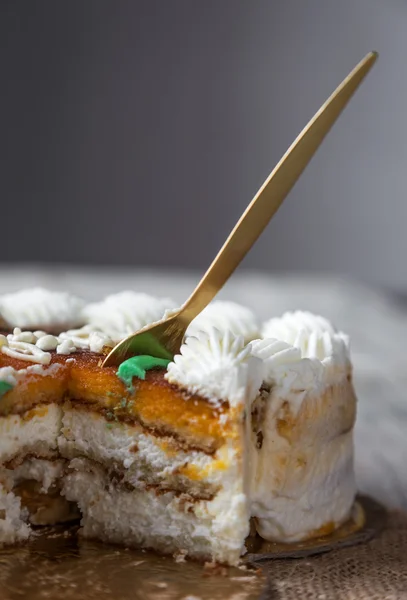 Herzförmige Torte mit lächelndem Engel — Stockfoto