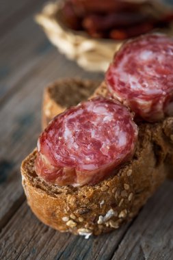 Sosis parçaları kağıt üzerinde ekmek ile