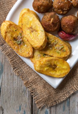 Kızarmış köfte ve beyaz tabakta dilimlenmiş patates