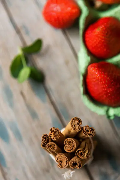 Fresa roja con hojas de menta con canela — Foto de Stock