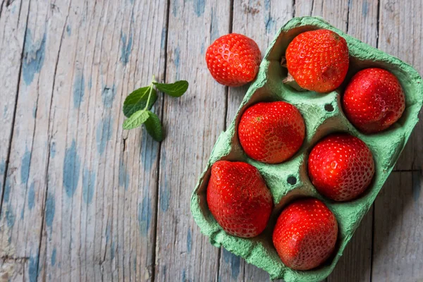 Fresa roja con hojas de menta — Foto de Stock