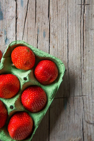 Fresa roja con hojas de menta — Foto de Stock