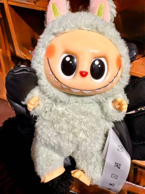 Şirin Tüylü Yeşil Canavar peluş Oyuncak Koca Gözlü ve Geniş Gülümseyen labubu