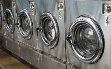 Çamaşırhane makine deposundaki