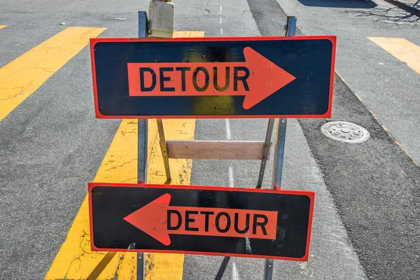Sokakta yol işareti