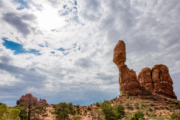 Arches National Park Balanced Rock en Moab Utah EE.UU. — Foto de Stock