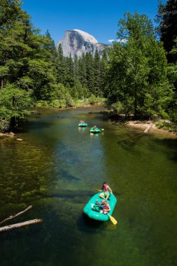 Yosemite Vadisi'nden kanocu bir grup ile