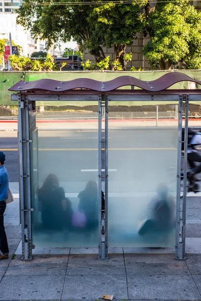 Esperando el autobús — Foto de Stock