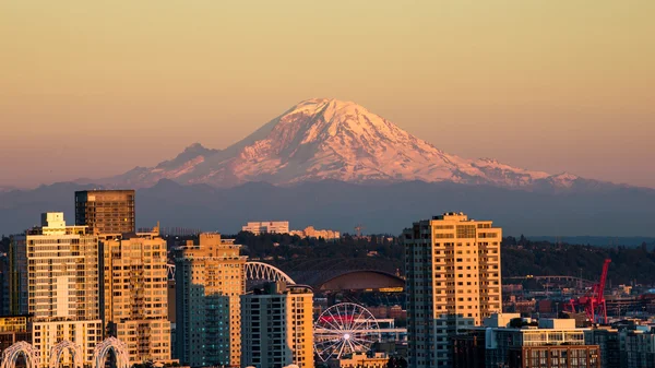 Belo Seattle à noite com Space Needle e Mt.Rainer — Fotografia de Stock