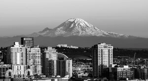 Belo Seattle à noite com Space Needle e Mt.Rainer — Fotografia de Stock