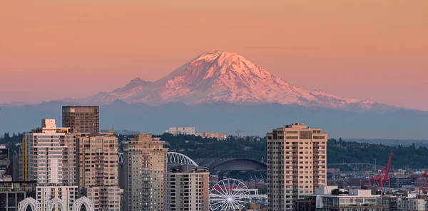 Beautiful Seattle in the Evening with Space Needle and Mt.Rainer — Stock fotografie