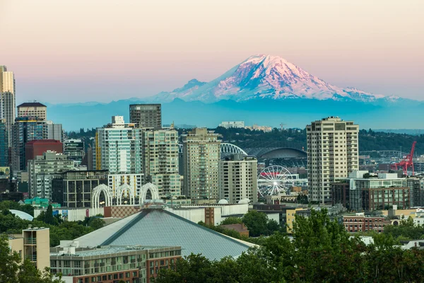 Schöne Seattle am Abend mit Weltraumnadel und mt.rainer — Stockfoto