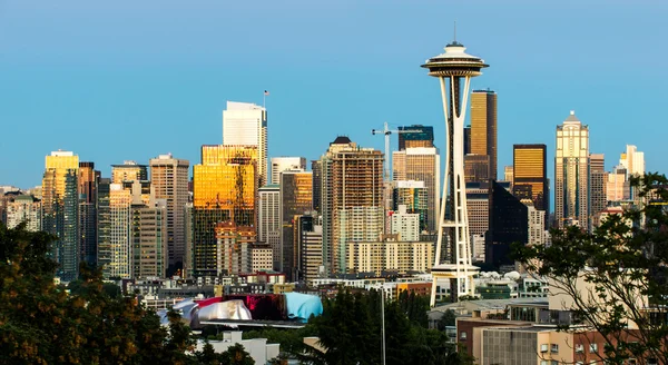 Seattle am Abend mit Weltraumnadel — Stockfoto