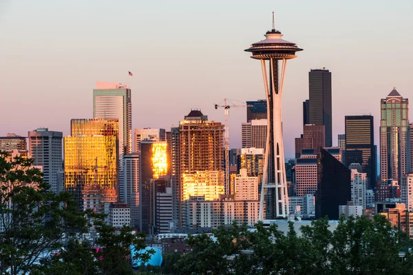 Seattle am Abend mit Weltraumnadel — Stockfoto