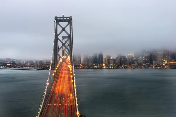 Şehir San Francisco gece zaman sis ile — Stok fotoğraf