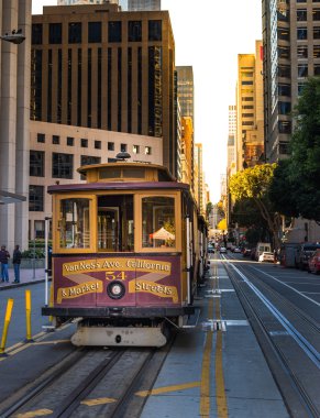 San Francisco Cable Car California Caddesi üzerinde