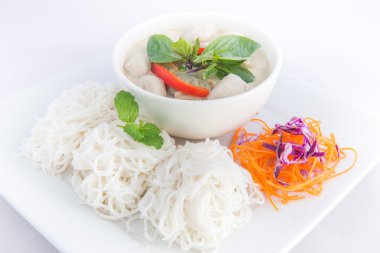 Tay yeşil köri ve erişte