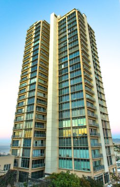 şehir merkezindeki modern bina