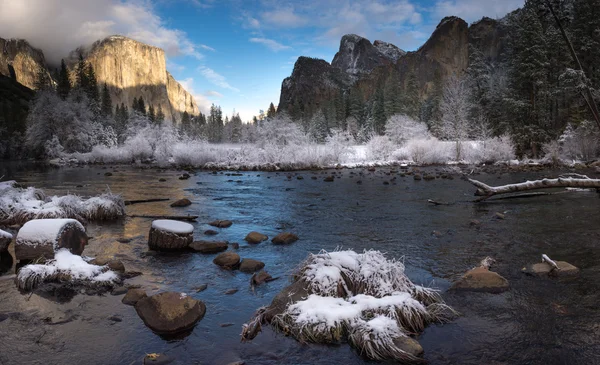 Προβολή κοιλάδα Yosemite εθνικό πάρκο — Φωτογραφία Αρχείου