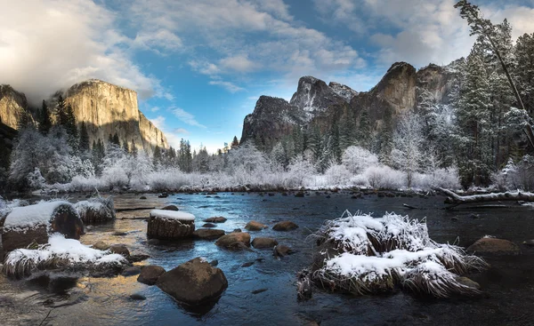 Долина видом на Національний парк Йосеміті — стокове фото