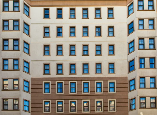 Janelas de construção fundo — Fotografia de Stock