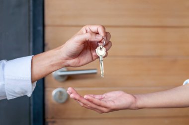 Ev satmak, ev satmak, ev kiralamak ve fikir satın almak. Ev alıcıları ev anahtarlarını satıcılardan alıyor.. 
