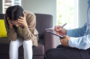 Ruh hastalıkları ve fiziksel rahatsızlıkları olan kadın hastalar şu anda bir doktor veya psikiyatrist ile görüşüyorlar. Zihinsel semptomlar ve depresyon tedavisi