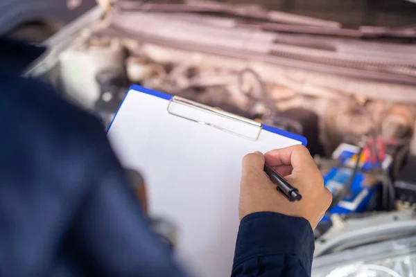 Nahaufnahmen Des Werkstattmitarbeiters Machen Notizen Mit Einem Klemmbrett Den Motor — Stockfoto