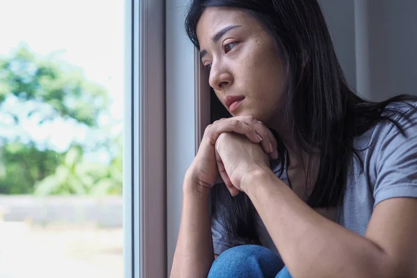 Una Mujer Asiática Estaba Tristemente Sentada Junto Ventana Habitación Mujer —  Fotos de Stock