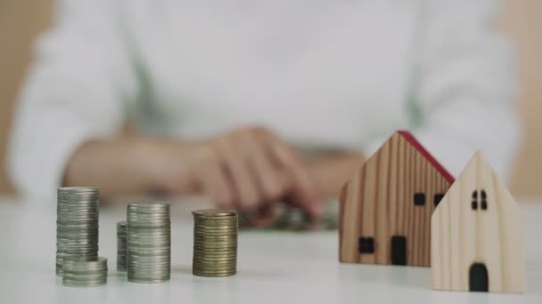 人们存钱盖房子 存钱建设家庭的未来 — 图库视频影像
