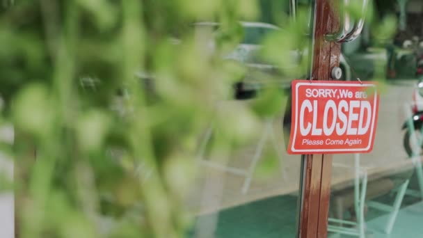 레스토랑이나 사업을 사람들은 코로나 바이러스가 유행하는 열었다 사교적 거리를 손님을 — 비디오