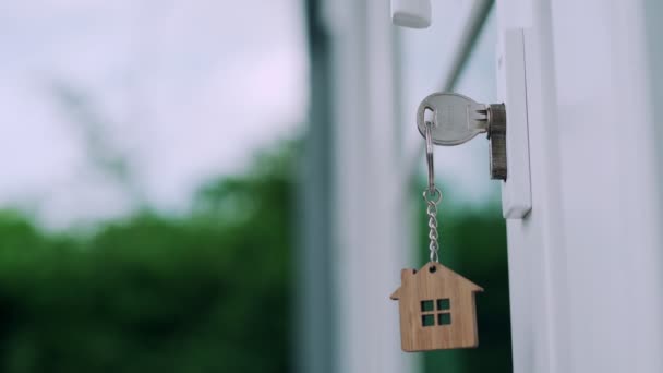 房东打开房屋锁的钥匙插在门上 供出租和出售的二手房 钥匙链在风中飘扬 新住房 投资的房东 — 图库视频影像