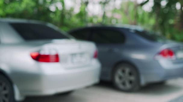 Diler Samochodowy Pokazuje Klucz Użycia Podczas Jazdy Próbnej Sprzedawca Wysyła — Wideo stockowe