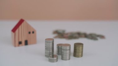 Para biriktir. Tasarruf için kumbaraya para koyuyorum. wealth, Finance, business, invest, Emeklilik, future, muhasebe, plan life, economize, bankacılık, family, health.