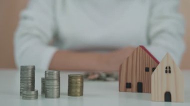 Para biriktir. Tasarruf için kumbaraya para koyuyorum. wealth, Finance, business, invest, Emeklilik, future, muhasebe, plan life, economize, bankacılık, family, health.