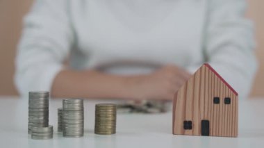 Kadın adam her gün kumbaraya bozuk para koyardı. Yatırım konsepti ve rezerv için para biriktirirdi. İleride evlenmek için para biriktir.  .