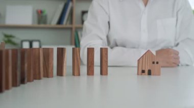 Domino 'yu elleri olan sigorta korur. İş adamı elleri iş krizinde domino taşlarının düşmesini durdurur. işletme risk denetimi ve planlama ve işletmeler sigorta işletmelerini önlemek için stratejiler.
