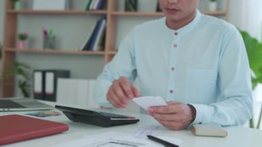 İşadamı internetten belge faturasını aldıktan sonra kredi kartı faturalarını ödemek için barkod veya QR kodlarını taramak için telefon kullanıyor. Ödeme, ödeme, ödeme elektrik, dijital ödemeler para, teknoloji, tarama olmadan