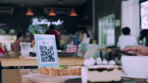 Жінка Використовує Смартфон Сканування Коду Оплати Кафе Ресторані Цифровою Оплатою — стокове відео