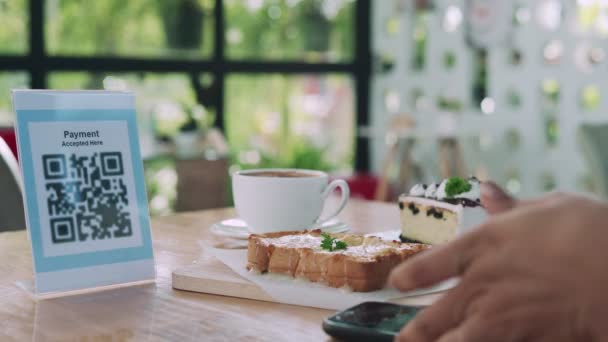 Mujeres Que Usan Teléfonos Para Escanear Para Pagar Línea Sistema — Vídeo de stock