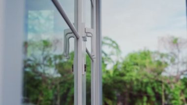 Ev sahibi konsepti. Yeni bir evin kilidini açmanın anahtarı kapıya takılı. Rüzgar eserken ahşap anahtarlık hareket ediyordu.. 