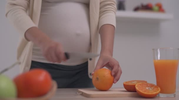 Schwangere Pflückte Eine Orange Und Schnitt Die Orange Mit Einem — Stockvideo