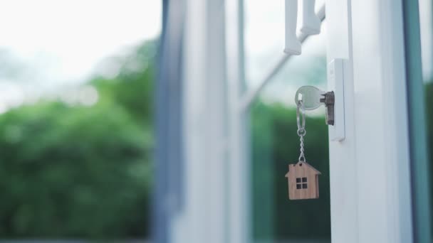 Huissleutel Voor Het Ontgrendelen Van Een Huis Aangesloten Deur Tweedehands — Stockvideo