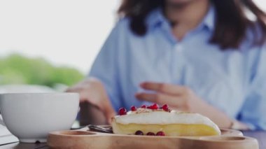 Kadın, kafeteryada nakit olmadan dijital ödeme yapmak için akıllı telefon kullanarak QR kodunu tarıyor. Menüyü ve siparişi seçin ve indirimi toplayın. Cüzdan, teknoloji, online ödeme, kredi kartı, banka uygulaması, tarama