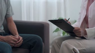 Bir adam bir psikiyatrist ile bir sorunu tartışıyor. Psikiyatrist semptomların detaylı bir analizini ve onları cesaretlendirmek için erkeğin bacaklarına koyduğunu belirtiyor. Akıl hocasının stres ve zihinsel semptomlar konsepti