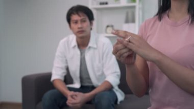Karı koca aile sorunlarını tartışıyor. Kadın kocasını şiddetle eleştirdi çünkü kocası gizlice başka biriyle ilişki yaşıyordu. Boşanma oranları aile sorunlarından daha yüksektir..