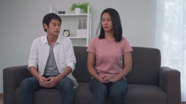 Karı koca aile sorunlarını tartışıyor. Kadın kocasını şiddetle eleştirdi çünkü kocası gizlice başka biriyle ilişki yaşıyordu. Boşanma oranları aile sorunlarından daha yüksektir..