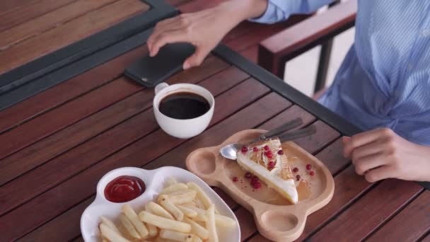 여자들은 점심으로 감자튀김 케이크를 주문한다 여자들은 테이블 위에서 음식의 사진을 — 비디오