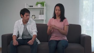 Karı koca aile sorunlarını tartışıyor. Kadın kocasını şiddetle eleştirdi çünkü kocası gizlice başka biriyle ilişki yaşıyordu. Boşanma oranları aile sorunlarından daha yüksektir..